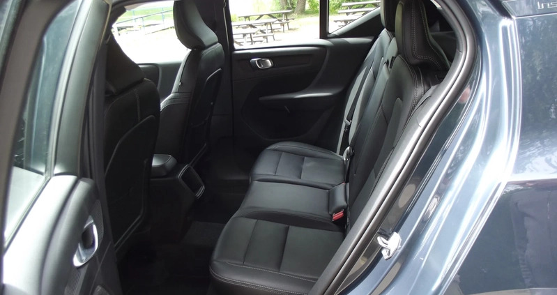 Volvo XC 40 cena 87900 przebieg: 148200, rok produkcji 2018 z Ciechanów małe 254